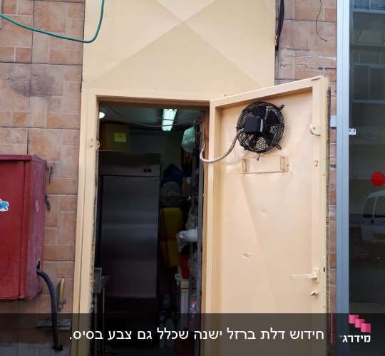 דלת צבועה בצבע בז